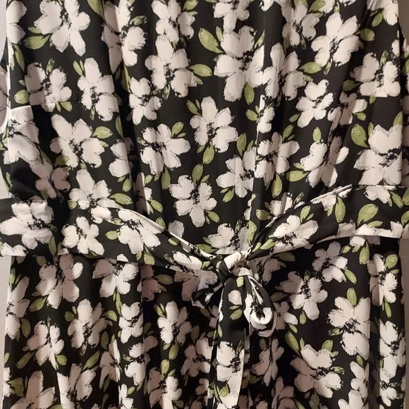 Evans Black, Green and White Floral Sleeveless Dress in Size 20 Made in Marocco - Picture 5 of 12